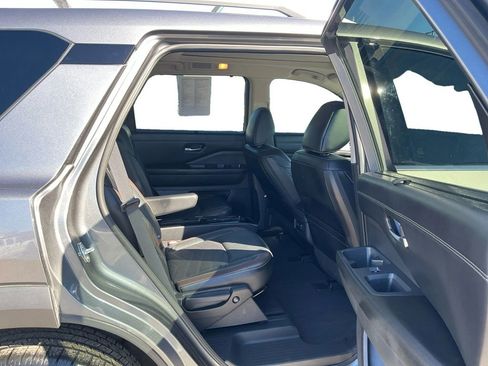 Used 2024 Nissan Pathfinder Platinum image 23