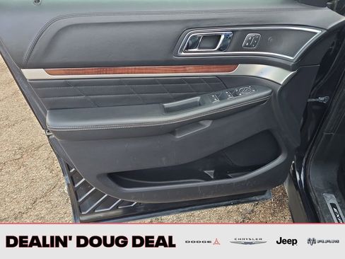 Used 2019 Ford Explorer Platinum image 11