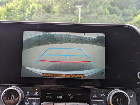 Used 2023 Toyota Highlander XLE FWD image 18
