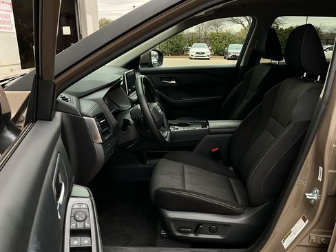 Used 2025 Nissan Rogue SV image 10