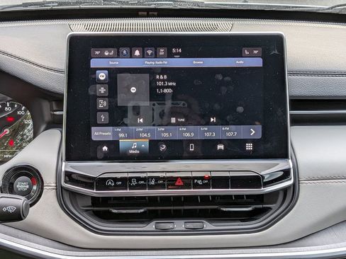 Used 2024 Jeep Compass Limited image 18