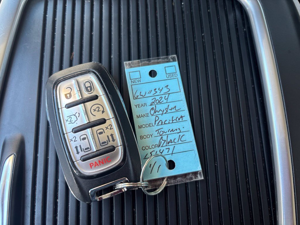 Used 2024 Chrysler Pacifica Touring-L FWD image 33