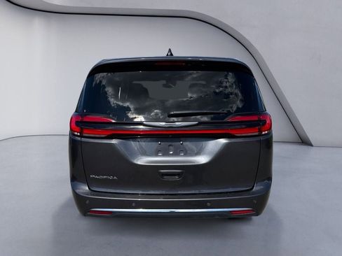 Used 2023 Chrysler Pacifica Touring-L FWD image 4