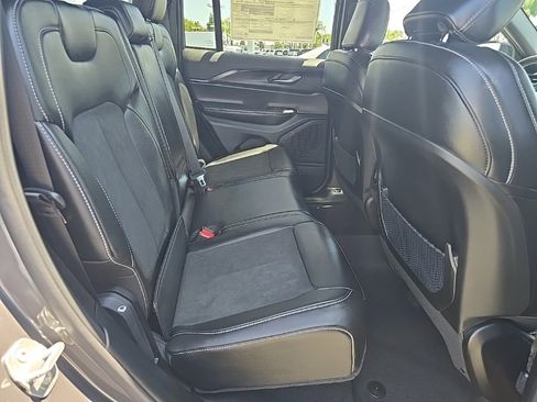 New 2025 Jeep Grand Cherokee Altitude image 8