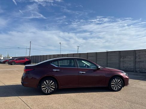 Certified 2025 Nissan Altima 2.5 SV FWD image 23