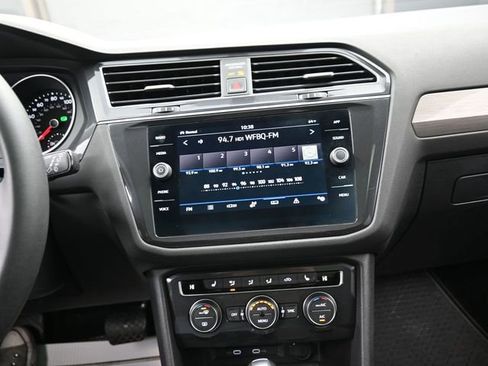 Used 2021 Volkswagen Tiguan SE w/ Panoramic Sunroof Package image 10