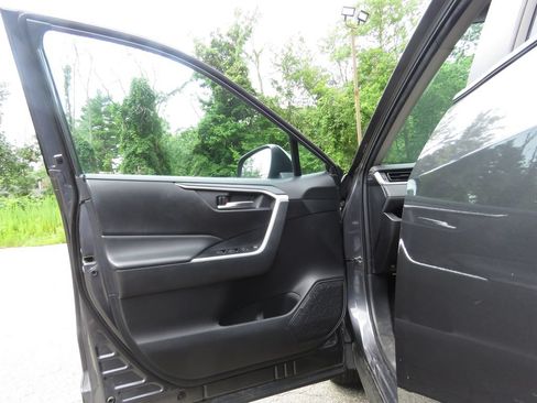 Used 2022 Toyota RAV4 XLE AWD/4WD image 9