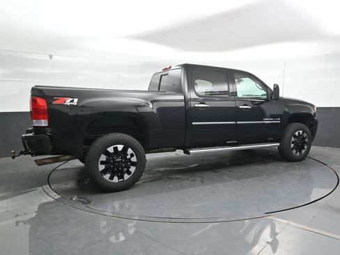 Used 2011 GMC Sierra 2500 Denali w/ Suspension Package, Off-Road AWD/4WD image 2