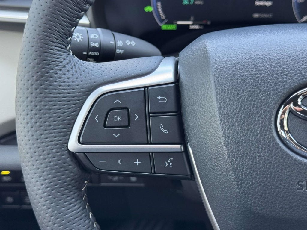 Used 2025 Toyota Sienna Platinum AWD/4WD image 10