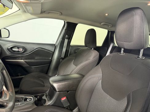Used 2019 Jeep Cherokee Latitude w/ Popular Appearance Group FWD image 11