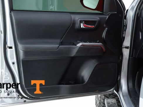 Used 2019 Toyota Tacoma TRD Off-Road w/ Technology Package AWD/4WD image 18