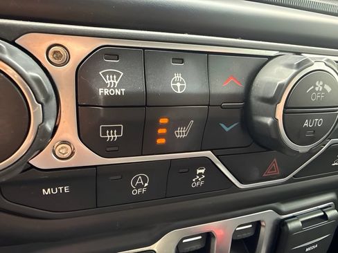 Used 2023 Jeep Wrangler Rubicon w/ Cold Weather Group AWD/4WD image 18