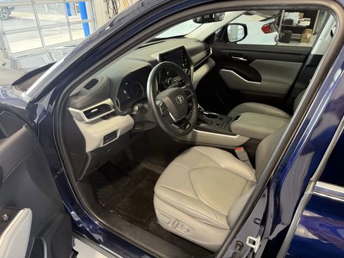 Used 2021 Toyota Highlander XLE AWD/4WD image 9