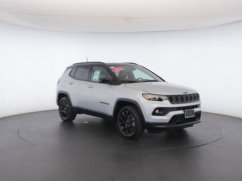 Used 2024 Jeep Compass Latitude w/ Sun and Sound Group image 39