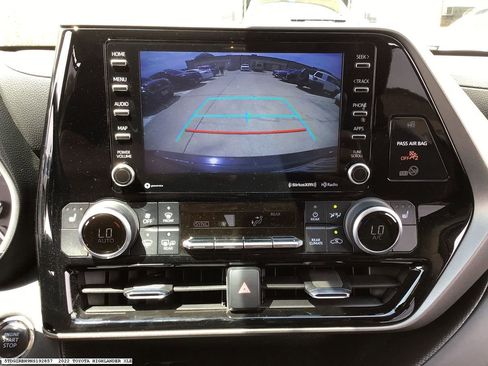 Used 2022 Toyota Highlander XLE AWD/4WD image 17