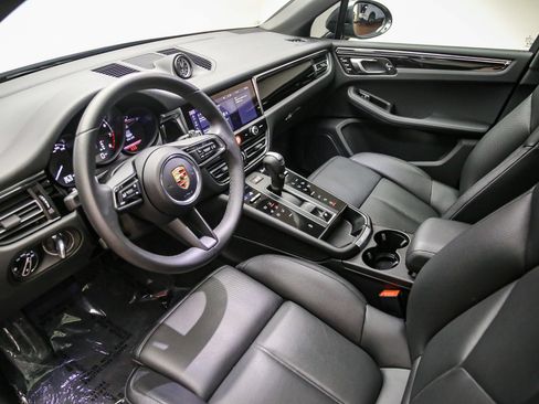 Certified 2025 Porsche Macan AWD/4WD image 4