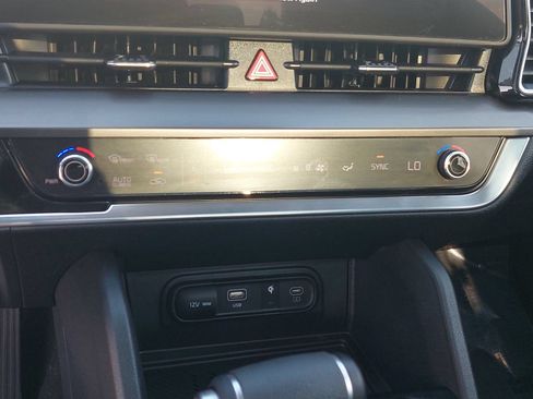 Used 2025 Kia Sportage EX w/ Premium Package FWD image 20