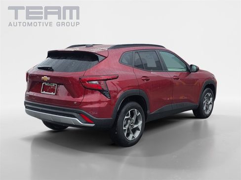 Used 2025 Chevrolet Trax LT w/ LT Convenience Package image 7