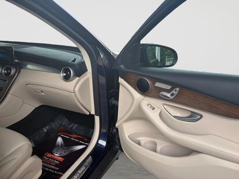 Used 2021 Mercedes-Benz GLC 300 4MATIC w/ Premium Package image 19