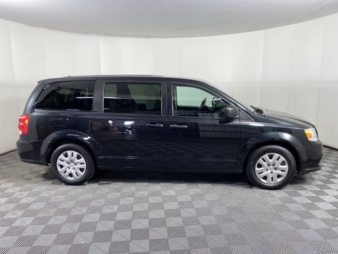 Used 2019 Dodge Grand Caravan SE w/ UConnect Hands-Free Group FWD image 5