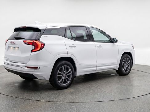 Used 2024 GMC Terrain SLT AWD/4WD image 9