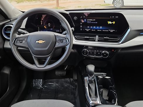Used 2025 Chevrolet Trax LT FWD image 17