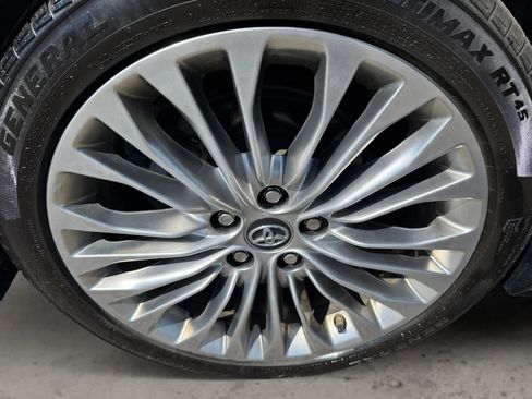 Used 2018 Toyota Avalon Limited image 9