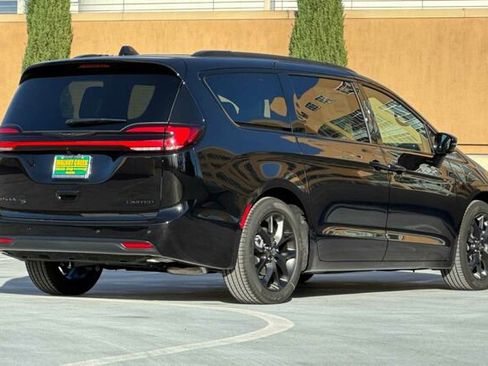 New 2026 Chrysler Pacifica Limited image 4