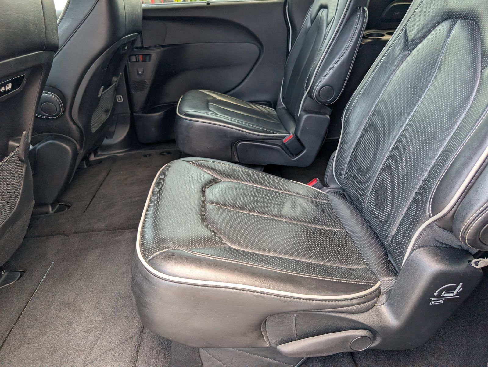 Used 2025 Chrysler Pacifica Limited FWD image 17