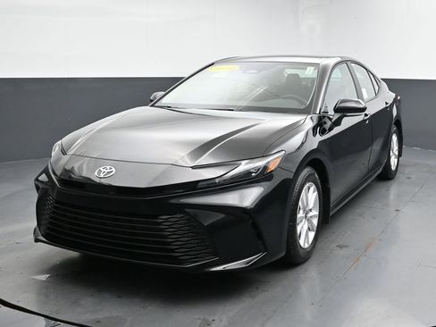 Used 2025 Toyota Camry LE image 4