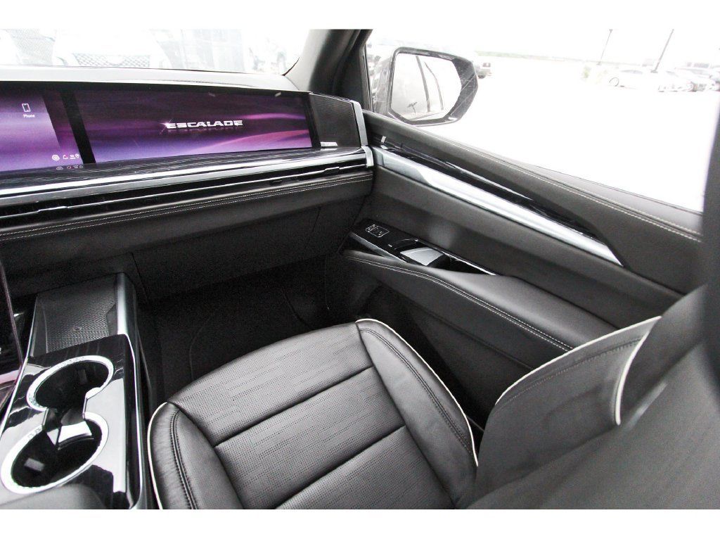 Used 2025 Cadillac Escalade ESV Sport AWD/4WD image 10
