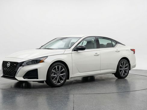 Used 2025 Nissan Altima 2.5 SV image 3