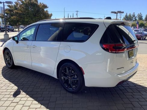 New 2026 Chrysler Pacifica Limited image 23