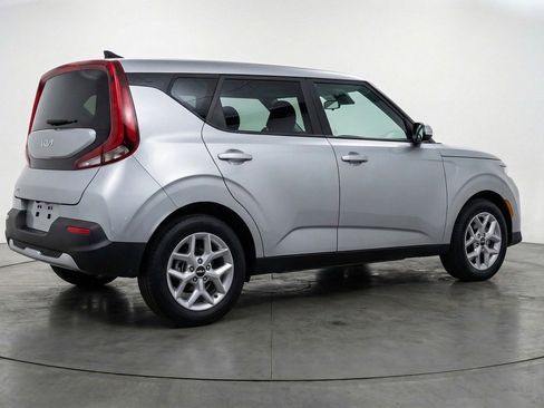 Used 2025 Kia Soul LX w/ LX Technology Package FWD image 9