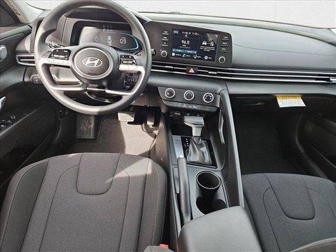 New 2025 Hyundai Elantra SE image 12