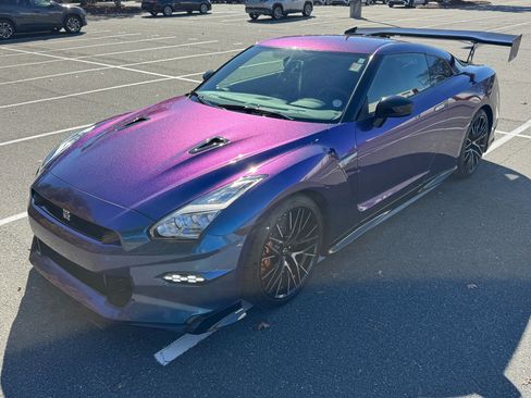 Used 2024 Nissan GT-R Premium w/ Premium Interior Package image 18