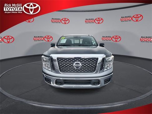 Used 2018 Nissan Titan SV w/ SV Convenience Package image 3