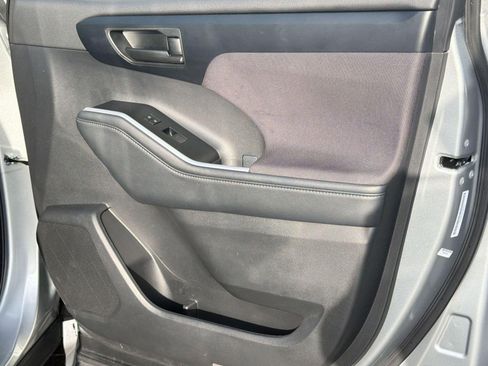 Used 2025 Toyota Highlander LE FWD image 34