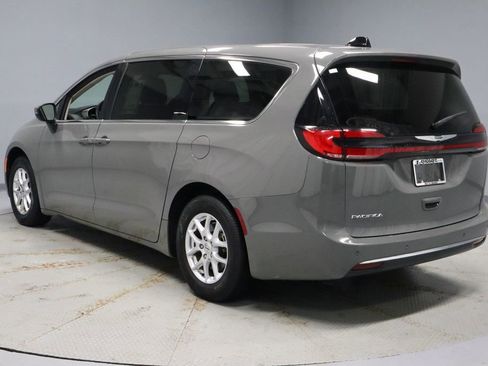 Used 2023 Chrysler Pacifica Touring-L image 8