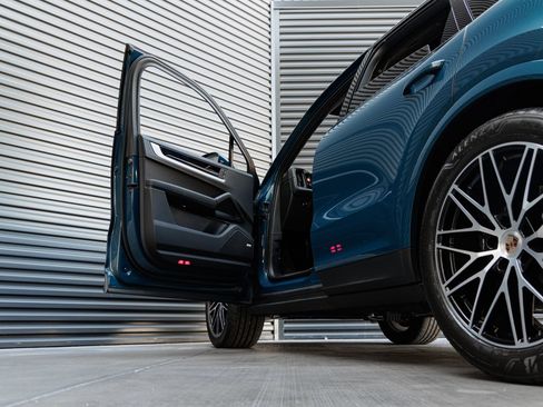 Certified 2025 Porsche Cayenne AWD/4WD image 13