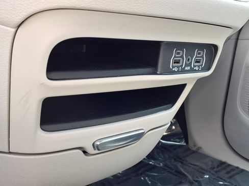 Used 2024 Chrysler Pacifica Touring-L FWD image 16