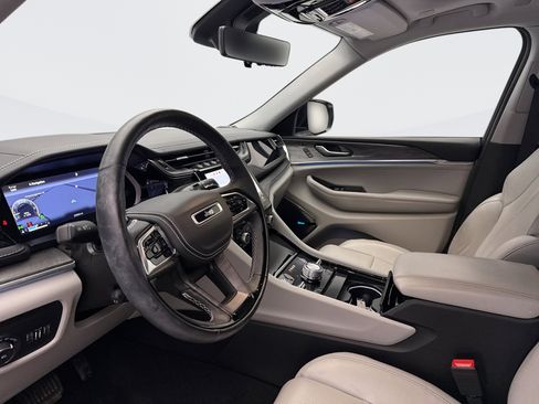 Used 2023 Jeep Grand Cherokee Overland w/ Adv Protech Group III AWD/4WD image 9