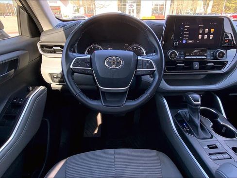 Used 2023 Toyota Highlander LE AWD/4WD image 11