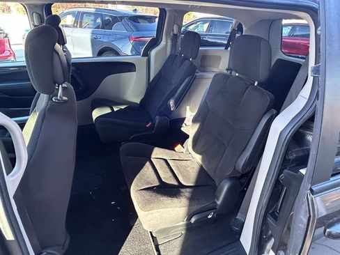 Used 2018 Dodge Grand Caravan SE FWD image 12