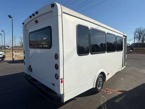 Used 2017 Ford E-450 and Econoline 450 Super Duty RWD image 5