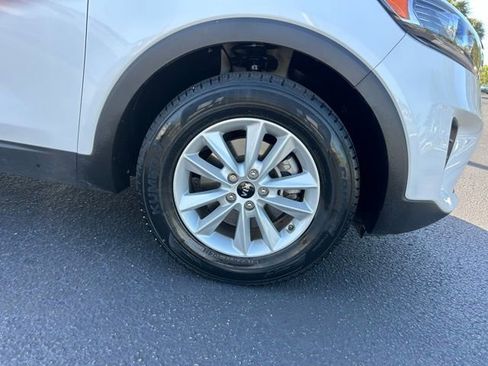 Used 2020 Kia Sorento LX image 8