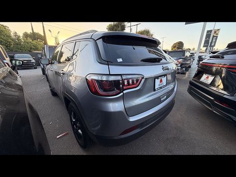 Used 2022 Jeep Compass Latitude FWD image 3