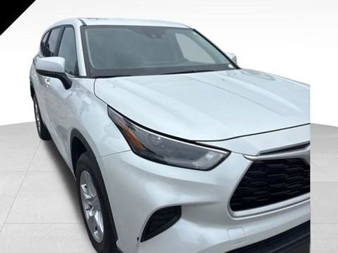 Used 2023 Toyota Highlander L FWD image 1