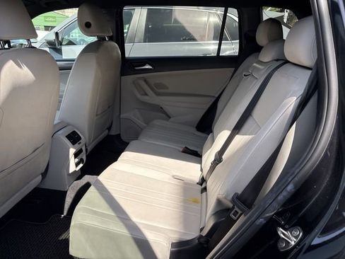 Used 2022 Volkswagen Tiguan SE R-Line image 8