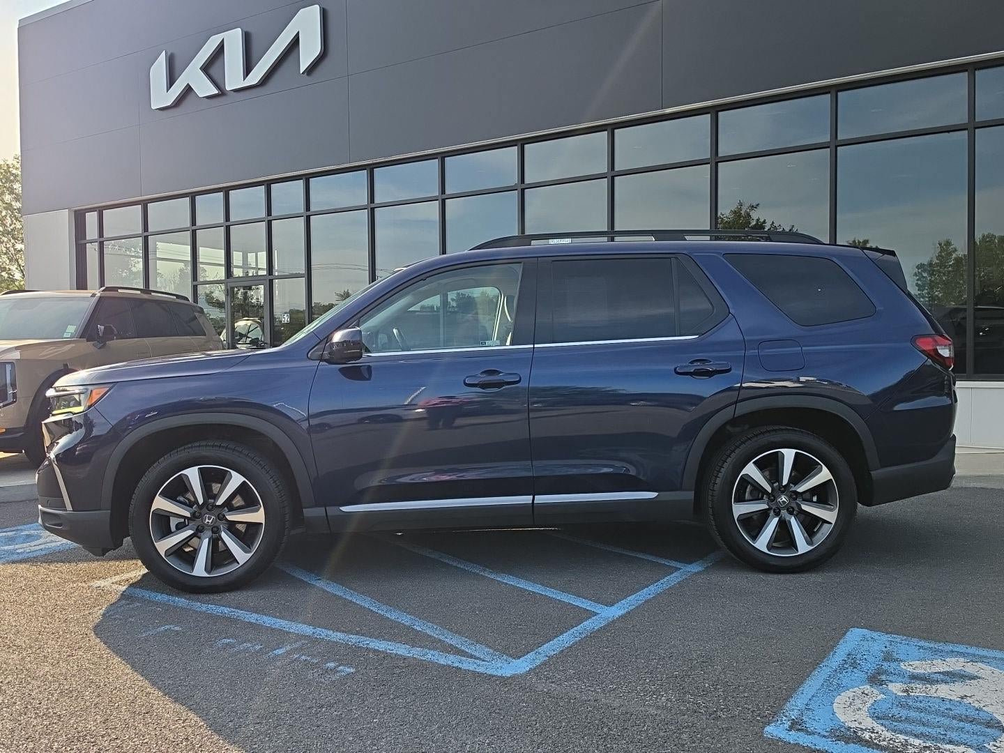 Used 2024 Honda Pilot Elite image 2